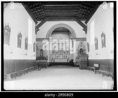 Chiesa di Guadaloupe, ovvero Guadalupe, Ciudad Juarez, Messico, c1902. Chiesa missionaria francescana, costruita nel XVII secolo. Una nuova cattedrale fu costruita accanto e consacrata nel 1941. Notate l'uomo che prega a sinistra, il suo sombrero in piedi. Foto Stock