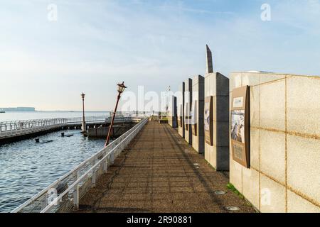 Memoriale sul lungomare di Kobe per il grande terremoto di Hanshin. Una parte danneggiata della banchina è rimasta come era dopo il terremoto con una passeggiata. Foto Stock