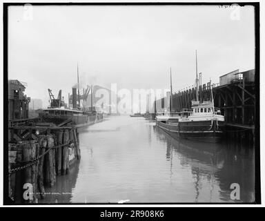 City Ship Canal, Buffalo, tra il 1890 e il 1901. Bacino di rifornimento con piroscafi "Panther" e "Oscoda". Il grande elevatore per la produzione di grano settentrionale in lontananza. Foto Stock