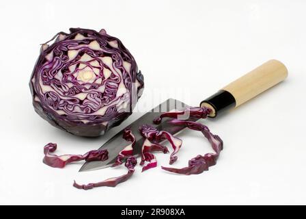 Cavolo rosso e coltello, cavolo rosso (Brassica oleracea var. rubra) cavolo rosso Foto Stock