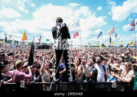 Glastonbury, Regno Unito. 23 giugno 2023. Howlin' pelle Almqvist ( per Almqvist ) degli alveari fotografati esibendosi sull'altro palco durante il Glastonbury 2023 presso la Worthy Farm. Foto di Julie Edwards Credit: JEP Celebrity Photos/Alamy Live News Foto Stock