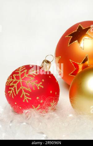 Palle di Natale e ramo di abete, decorazioni natalizie, decorazioni per alberi di Natale Foto Stock