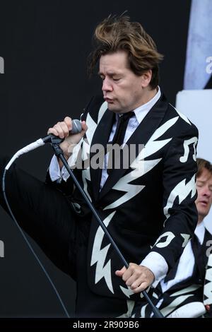 Glastonbury, Regno Unito. 23 giugno 2023. Howlin' pelle Almqvist ( per Almqvist ) degli alveari fotografati esibendosi sull'altro palco durante il Glastonbury 2023 presso la Worthy Farm. Foto di Julie Edwards Credit: JEP Celebrity Photos/Alamy Live News Foto Stock