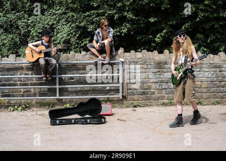 Glastonbury, Regno Unito. 23 giugno 2023. Una band che ha fotografato gli autobus durante il Glastonbury Festival 2023 presso la Worthy Farm. Foto di Julie Edwards Credit: JEP Celebrity Photos/Alamy Live News Foto Stock