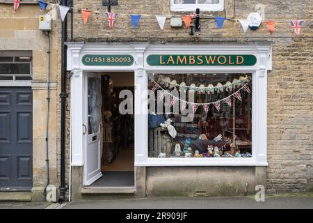Negozio di articoli da regalo tradizionale nel centro storico di Stow-on-the-Wold, Cotswolds, Gloucestershire, Inghilterra, Regno Unito Foto Stock