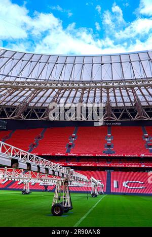 Vista sul campo con attrezzature per la cura dell'erba presso l'arena di San Mames, lo stadio ufficiale dell'FC Athletic Bilbao, Spagna Foto Stock