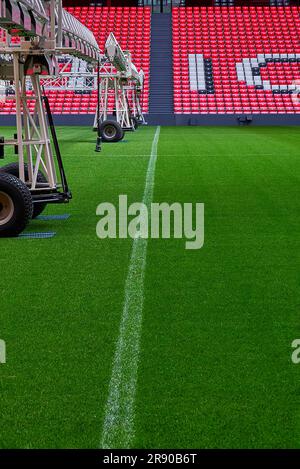 Vista sul campo con attrezzature per la cura dell'erba presso l'arena di San Mames, lo stadio ufficiale dell'FC Athletic Bilbao, Spagna Foto Stock