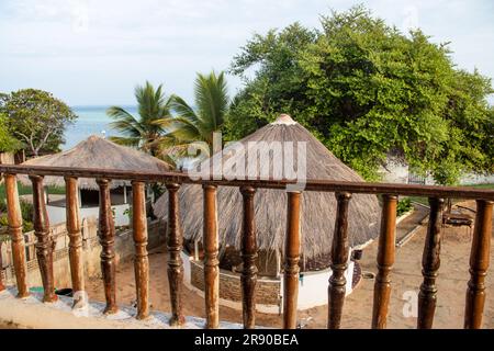 Splendida vista mattutina sull'oceano Indiano e sulla spiaggia dal balcone con amaca, vista sulle capanne, il modo perfetto per iniziare la giornata Foto Stock
