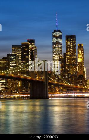 New York, USA - 10 maggio 2023: New York City Skyline di Manhattan con il ponte di Brooklyn e il World Trade Center Skyscraper at Night Vertical Format a ne Foto Stock