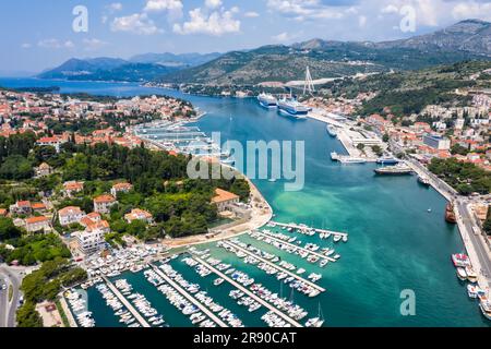 Dubrovnik, Croazia - 25 maggio 2023: Marina e porto sul mare Vacanze Dalmazia Vista aerea a Dubrovnik, Croazia. Foto Stock