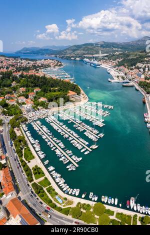 Dubrovnik, Croazia - 25 maggio 2023: Marina e porto sul mare Vacanze Dalmazia Ritratto fotografico aereo a Dubrovnik, Croazia. Foto Stock