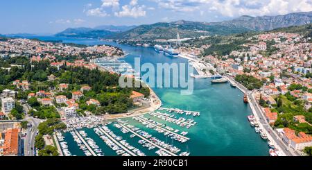 Dubrovnik, Croazia - 25 maggio 2023: Marina e porto sul mare Vacanze Dalmazia Panoramica aerea a Dubrovnik, Croazia. Foto Stock