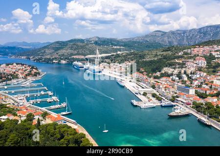 Dubrovnik, Croazia - 25 maggio 2023: Marina e porto sul mare Vacanze Dalmazia Vista aerea a Dubrovnik, Croazia. Foto Stock