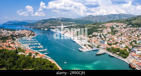 Dubrovnik, Croazia - 25 maggio 2023: Marina e porto sul mare Vacanze Dalmazia Panoramica aerea a Dubrovnik, Croazia. Foto Stock