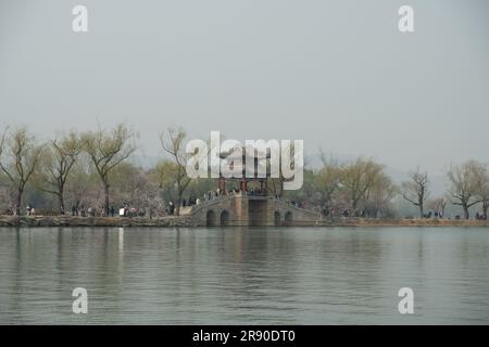 Una folla di persone che attraversano il ponte nel complesso del Palazzo d'Estate. Pechino, Cina. Foto Stock