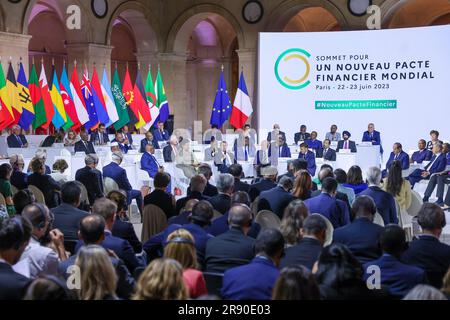 Parigi, Francia. 23 giugno 2023. Il Premier cinese li Qiang parla alla cerimonia di chiusura del Summit for a New Global Financing Pact a Parigi, in Francia, il 23 giugno 2023. Crediti: Liu Bin/Xinhua/Alamy Live News Foto Stock