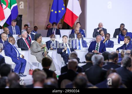 Parigi, Francia. 23 giugno 2023. Il Premier cinese li Qiang parla alla cerimonia di chiusura del Summit for a New Global Financing Pact a Parigi, in Francia, il 23 giugno 2023. Crediti: Liu Bin/Xinhua/Alamy Live News Foto Stock