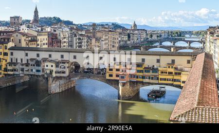 Firenze, Italia - 15 novembre 2022: Ponte Vecchio sul fiume Arno Foto Stock