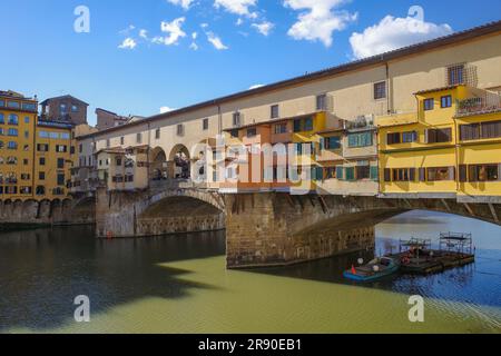 Firenze, Italia - 15 novembre 2022: Ponte Vecchio sul fiume Arno Foto Stock