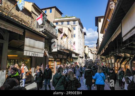 Firenze, Italia - 15 novembre 2022: Ponte Vecchio sul fiume Arno Foto Stock