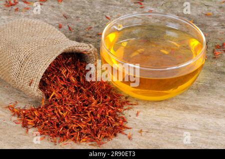 Tazza con tè di carthami Flos, Hong Hua, fiori di cartamo, tè di cartamo Foto Stock