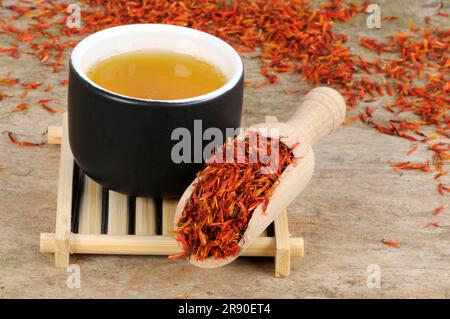 Tazza con tè di carthami Flos, Hong Hua, fiori di cartamo, tè di cartamo Foto Stock