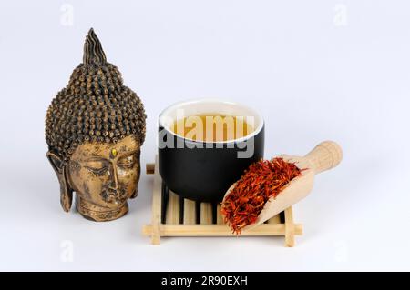 Tazza con tè di carthami Flos, Hong Hua, fiori di cartamo, tè di cartamo Foto Stock