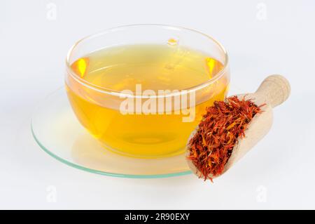 Tazza con tè di carthami Flos, Hong Hua, fiori di cartamo, tè di cartamo Foto Stock