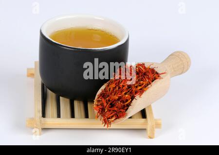 Tazza con tè di carthami Flos, Hong Hua, fiori di cartamo, tè di cartamo Foto Stock