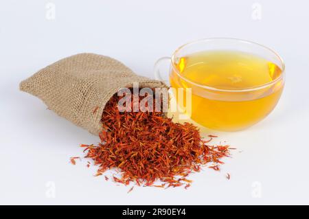 Tazza con tè di carthami Flos, Hong Hua, fiori di cartamo, tè di cartamo Foto Stock