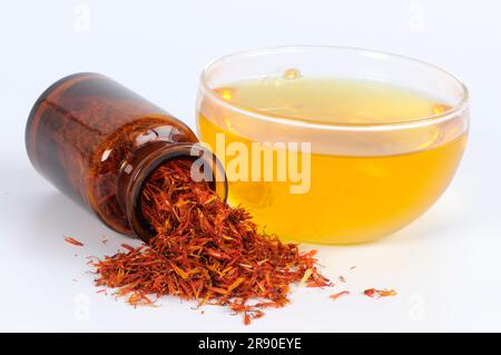 Tazza con tè di carthami Flos, Hong Hua, fiori di cartamo, tè di cartamo Foto Stock