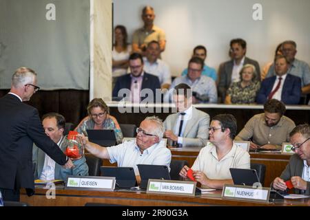 MAASTRICHT - votazione prima dell'insediamento dell'Esecutivo Provinciale durante il loro primo incontro nel Gouvernement aan de Maas. Il nuovo consiglio del Limburgo può contare su una grande maggioranza di 26 dei 47 seggi del Consiglio provinciale. ANP MARCEL VAN HOORN paesi bassi fuori - belgio fuori Foto Stock