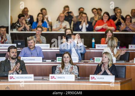 MAASTRICHT - votazione prima dell'insediamento dell'Esecutivo Provinciale durante il loro primo incontro nel Gouvernement aan de Maas. Il nuovo consiglio del Limburgo può contare su una grande maggioranza di 26 dei 47 seggi del Consiglio provinciale. ANP MARCEL VAN HOORN paesi bassi fuori - belgio fuori Foto Stock