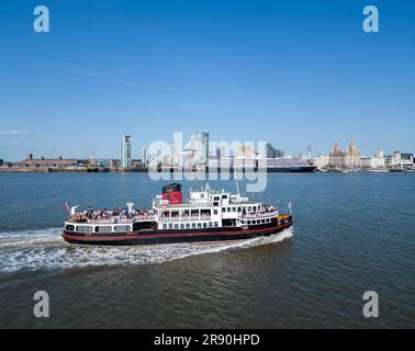 Il traghetto Royal Iris Mersey attraversa il fiume Mersey da Seacombe a Liverpool Pier Head, Inghilterra Foto Stock