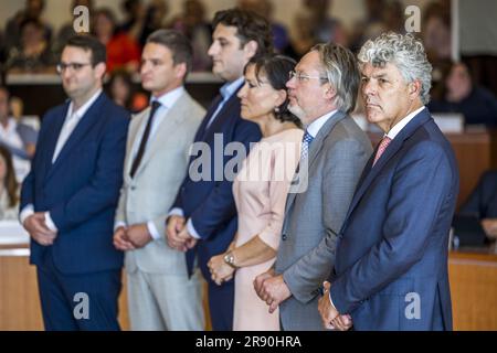 MAASTRICHT - i membri dell'Esecutivo Provinciale, con da sinistra a destra Marc van Caldenberg (SP), Michael Theuns (CDA), Jasper Kuntzelaers (PvdA), Elianne Demollin-Schneiders (BBB), Stephan Satijn (VVD) e Leon Faassen (BBB) vengono installati durante il loro primo incontro nel Gouvernement aan de Maas. Il nuovo consiglio del Limburgo può contare su una grande maggioranza di 26 dei 47 seggi del Consiglio provinciale. ANP MARCEL VAN HOORN paesi bassi fuori - belgio fuori Foto Stock