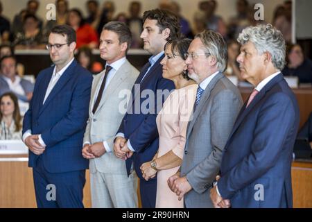 MAASTRICHT - i membri dell'Esecutivo Provinciale, con da sinistra a destra Marc van Caldenberg (SP), Michael Theuns (CDA), Jasper Kuntzelaers (PvdA), Elianne Demollin-Schneiders (BBB), Stephan Satijn (VVD) e Leon Faassen (BBB) vengono installati durante il loro primo incontro nel Gouvernement aan de Maas. Il nuovo consiglio del Limburgo può contare su una grande maggioranza di 26 dei 47 seggi del Consiglio provinciale. ANP MARCEL VAN HOORN paesi bassi fuori - belgio fuori Foto Stock