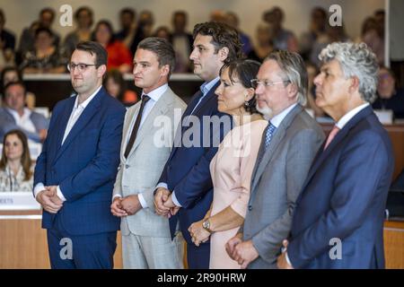 MAASTRICHT - i membri dell'Esecutivo Provinciale, con da sinistra a destra Marc van Caldenberg (SP), Michael Theuns (CDA), Jasper Kuntzelaers (PvdA), Elianne Demollin-Schneiders (BBB), Stephan Satijn (VVD) e Leon Faassen (BBB) vengono installati durante il loro primo incontro nel Gouvernement aan de Maas. Il nuovo consiglio del Limburgo può contare su una grande maggioranza di 26 dei 47 seggi del Consiglio provinciale. ANP MARCEL VAN HOORN paesi bassi fuori - belgio fuori Foto Stock