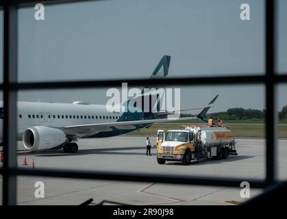 Aeroplani WestJet sulla rampa di servizio dell'aeroporto di Calgary, Alberta, Canada. Foto Stock