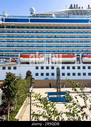 Istanbul, Turchia - 15/09/2022; barca salvagente sulla nave da crociera "Regal Princess". Concetto di unità passeggeri: Guardare in alto su una nave nautica di alto livello dal porto Foto Stock