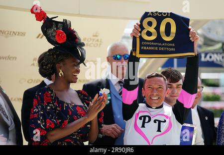 Frankie Dettori festeggia la sua 80a vittoria al Royal Ascot insieme a Oti Mabuse durante la quarta giornata del Royal Ascot all'Ascot Racecourse, Berkshire. Data foto: Venerdì 23 giugno 2023. Foto Stock