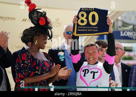 Frankie Dettori festeggia la sua 80a vittoria al Royal Ascot insieme a Oti Mabuse durante la quarta giornata del Royal Ascot all'Ascot Racecourse, Berkshire. Data foto: Venerdì 23 giugno 2023. Foto Stock