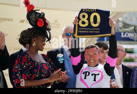 Frankie Dettori festeggia la sua 80a vittoria al Royal Ascot insieme a Oti Mabuse durante la quarta giornata del Royal Ascot all'Ascot Racecourse, Berkshire. Data foto: Venerdì 23 giugno 2023. Foto Stock