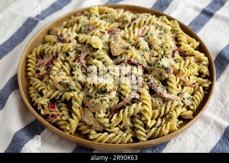 Cremoso burro di limone fatto in casa pasta di pollo su piatto, vista laterale. Foto Stock