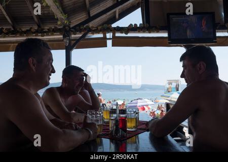 Guillaume Lassus-Dessus/le Pictorium - Sunny Beach - 11/7/2018 - Bulgaria / Sunny Beach - i vacanzieri bevono una birra in un bar a Sunny Beach, Bulgaria. Foto Stock