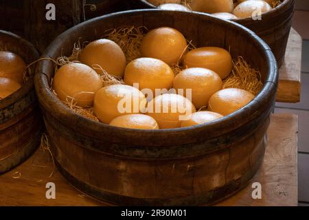 Botte di legno con piccoli formaggi tradizionali olandesi in vendita Foto Stock