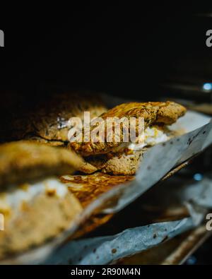 Un primo piano di un piatto appena sfornato in un forno Foto Stock