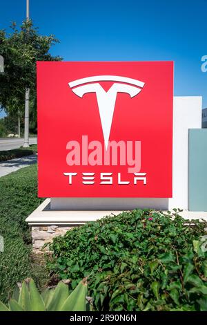 Upland, CA USA - 19 giugno 2023: I centri di assistenza e consegna TESLA supportano i veicoli elettrici progettati e prodotti da Tesla. Foto Stock