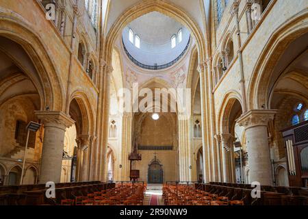 Provins, Francia - 24 maggio 2023 : nave della chiesa Collegiata di San Quiriace a Provins, città medievale nel dipartimento francese della Senna e Marne i Foto Stock