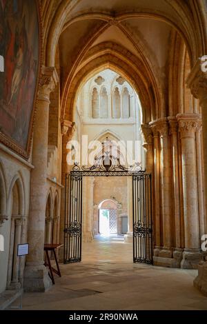 Provins, Francia - 24 maggio 2023: Portale in ferro battuto nella navata della Collegiata di San Quiriace a Provins, città medievale nel de Foto Stock