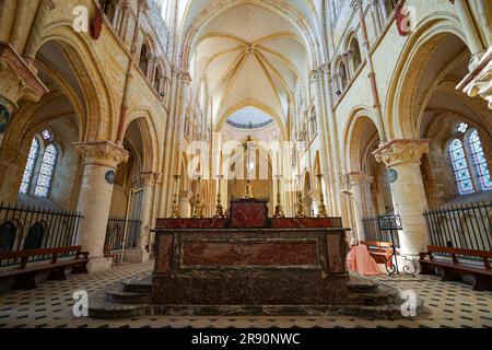 Provins, Francia - 24 maggio 2023 : altare nel coro della Collegiata di Saint Quiriace a Provins, città medievale nel dipartimento francese di se Foto Stock